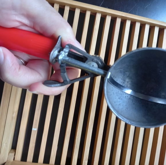Red mechanical-style ice cream scoop - Picture 3 of 3